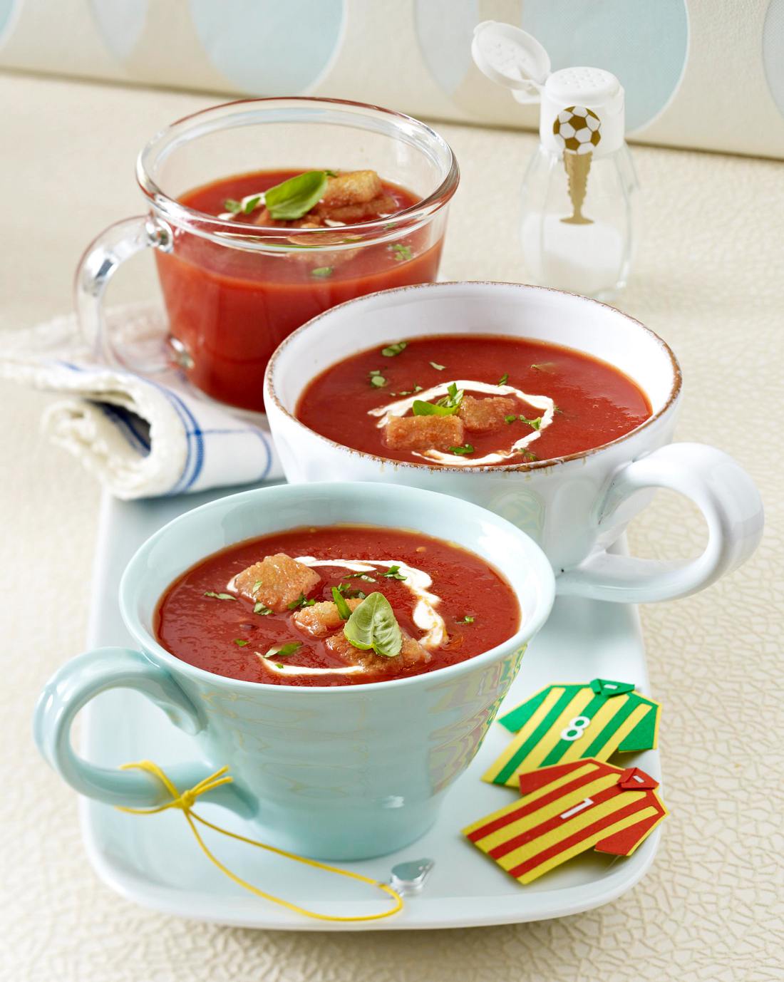 Schnelle WM-Snacks: Kalte Tomatensuppe mit Croûtons Rezept | LECKER