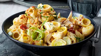 Cremige Pasta mit Porree in einer schwarzen Schüssel - Foto: LECKER @ Bauer Media Group