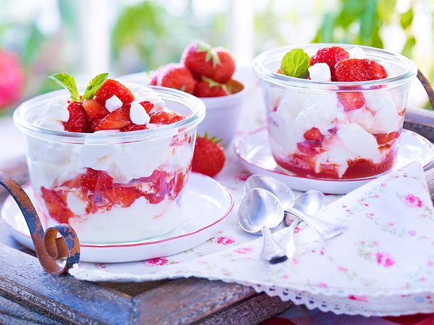 Schneller Baiser-Sahne-Becher mit Erdbeeren Rezept Schneller Baiser-Sahne-Becher mit Erdbeeren Rezept