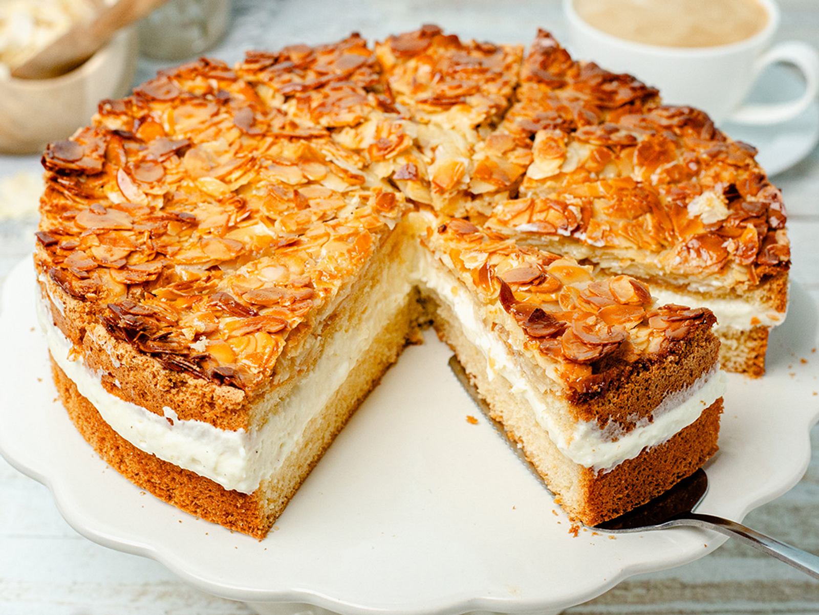 Schneller Bienenstich mit Pudding Rezept | LECKER
