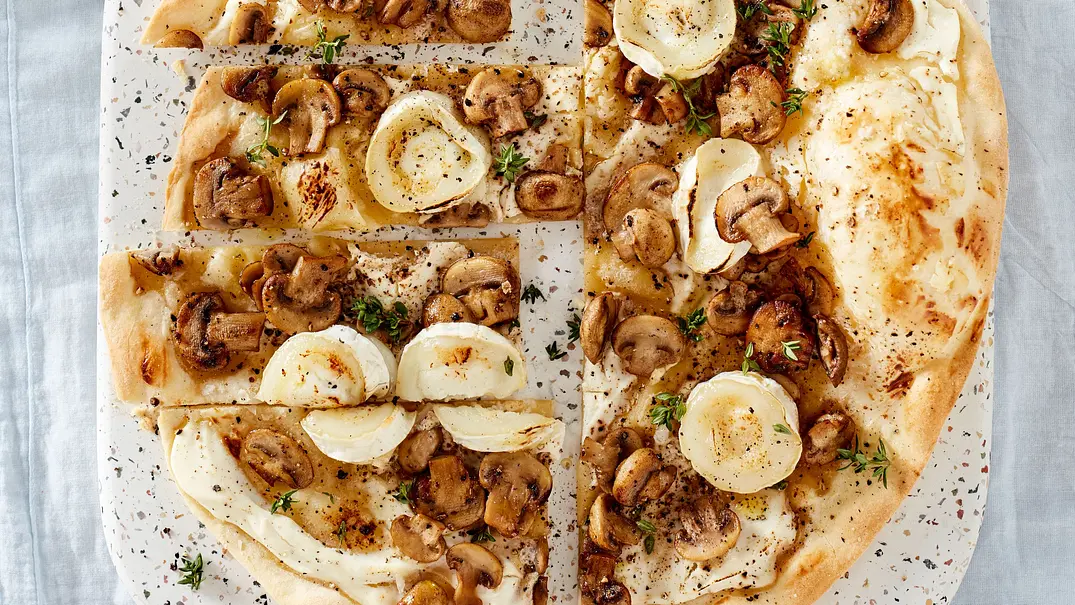 Schneller Champignon-Ziegenkäse-Flammkuchen Rezept - Foto: LECKER @ Bauer Media Group Schneller Champignon-Ziegenkäse-Flammkuchen Rezept - Foto: LECKER @ Bauer Media Group