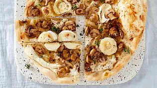 Schneller Champignon-Ziegenkäse-Flammkuchen Rezept - Foto: LECKER @ Bauer Media Group Schneller Champignon-Ziegenkäse-Flammkuchen Rezept - Foto: LECKER @ Bauer Media Group
