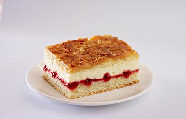 Schneller Eierlikör-Bienenstich mit Preiselbeeren Rezept Schneller Eierlikör-Bienenstich mit Preiselbeeren Rezept