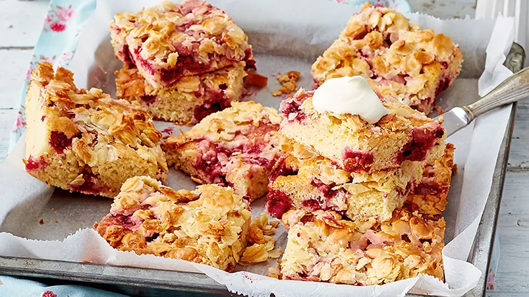 Schneller Himbeerbutterkuchen Rezept - Foto: LECKER @ Bauer Media Group Schneller Himbeerbutterkuchen Rezept - Foto: LECKER @ Bauer Media Group