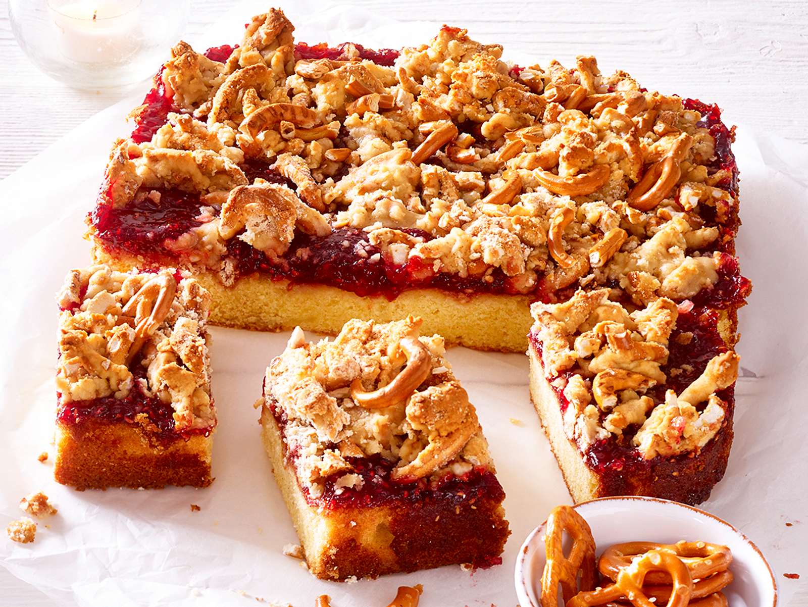 Mandel-Himbeer-Kuchen mit Brezelstreuseln Rezept | LECKER