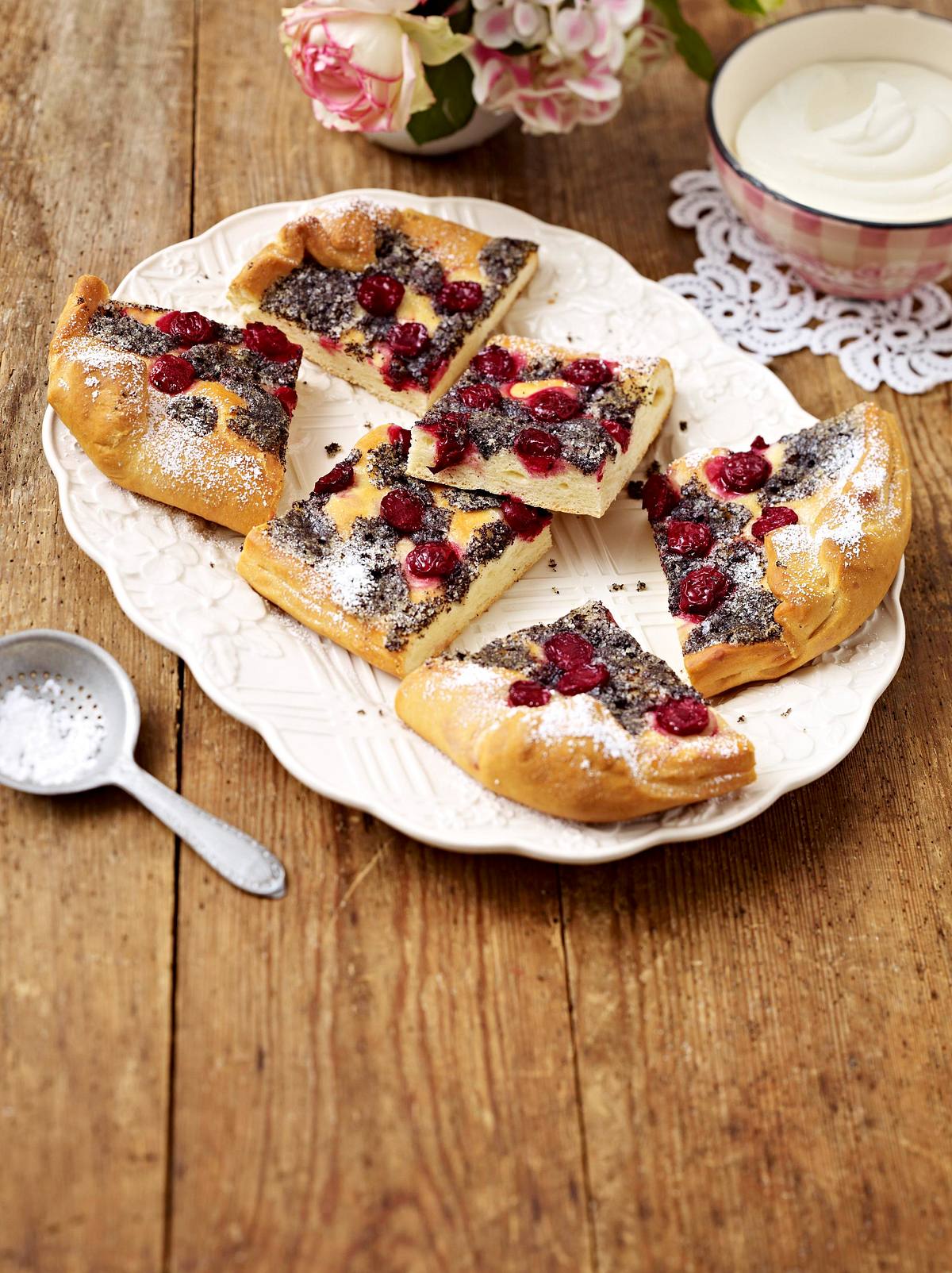 Schneller Mohn-Butterkuchen mit Kirschen Rezept