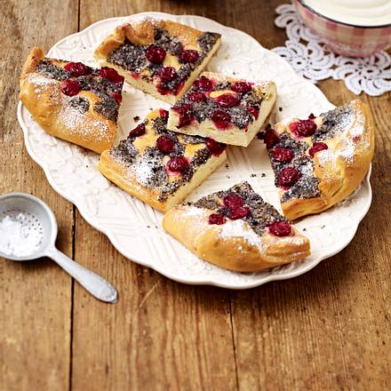 Schneller Mohn-Butterkuchen mit Kirschen Rezept