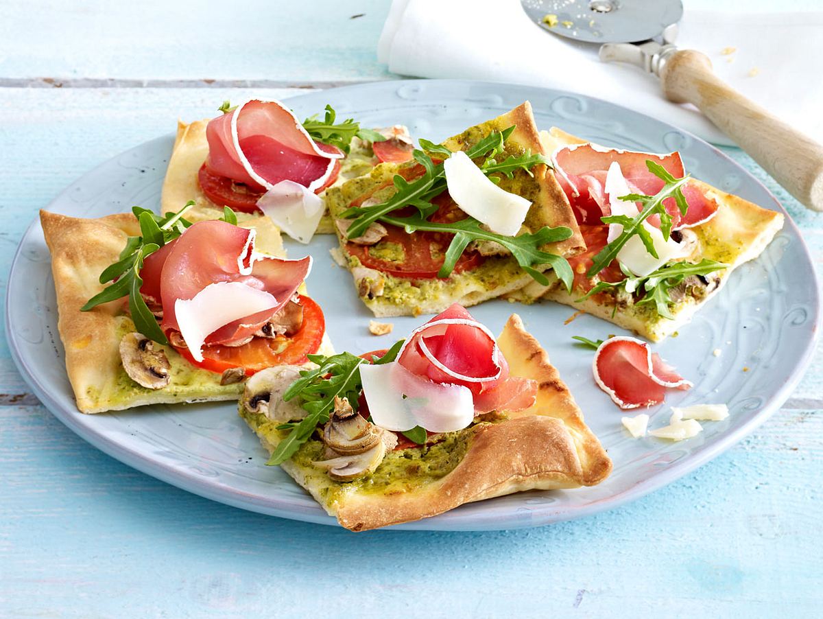 Schneller Rucola-Schinken-Flammkuchen Rezept