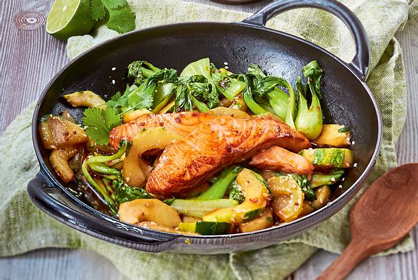 Schneller Schmorgurkenwok mit Teriyakilachs Rezept