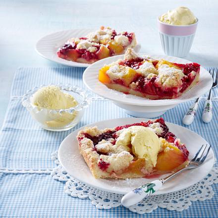Schneller Streuselkuchen mit Pfirsichen und Himbeeren Rezept Schneller Streuselkuchen mit Pfirsichen und Himbeeren Rezept