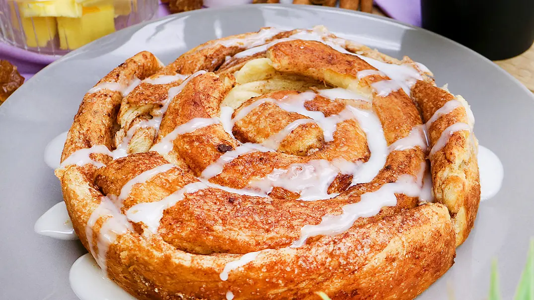 Schneller Zimtschneckenkuchen - Foto: ShowHeroes für LECKER @ Bauer Media Group Schneller Zimtschneckenkuchen - Foto: ShowHeroes für LECKER @ Bauer Media Group