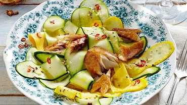 Schneller Zucchini-Salat Rezept - Foto: LECKER @ Bauer Media Group Schneller Zucchini-Salat Rezept - Foto: LECKER @ Bauer Media Group