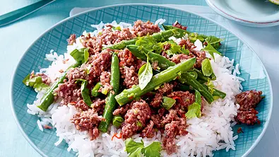 Schnelles Chilihack mit grünen Bohnen und Reis auf einem blauen Teller. - Foto: LECKER @ Bauer Media Group Schnelles Chilihack mit grünen Bohnen und Reis auf einem blauen Teller. - Foto: LECKER @ Bauer Media Group