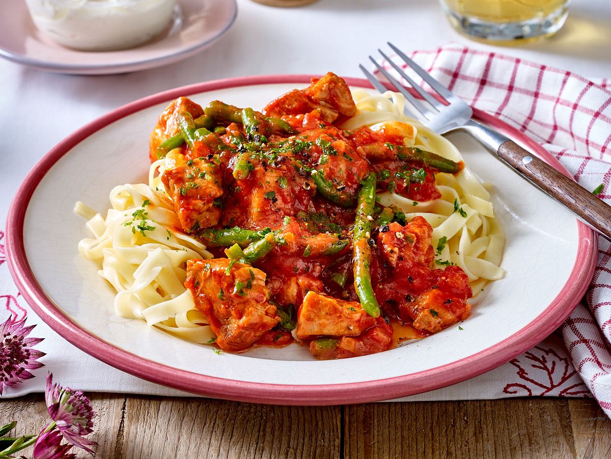 Schnelles Filet-Gulasch mit Bohnen