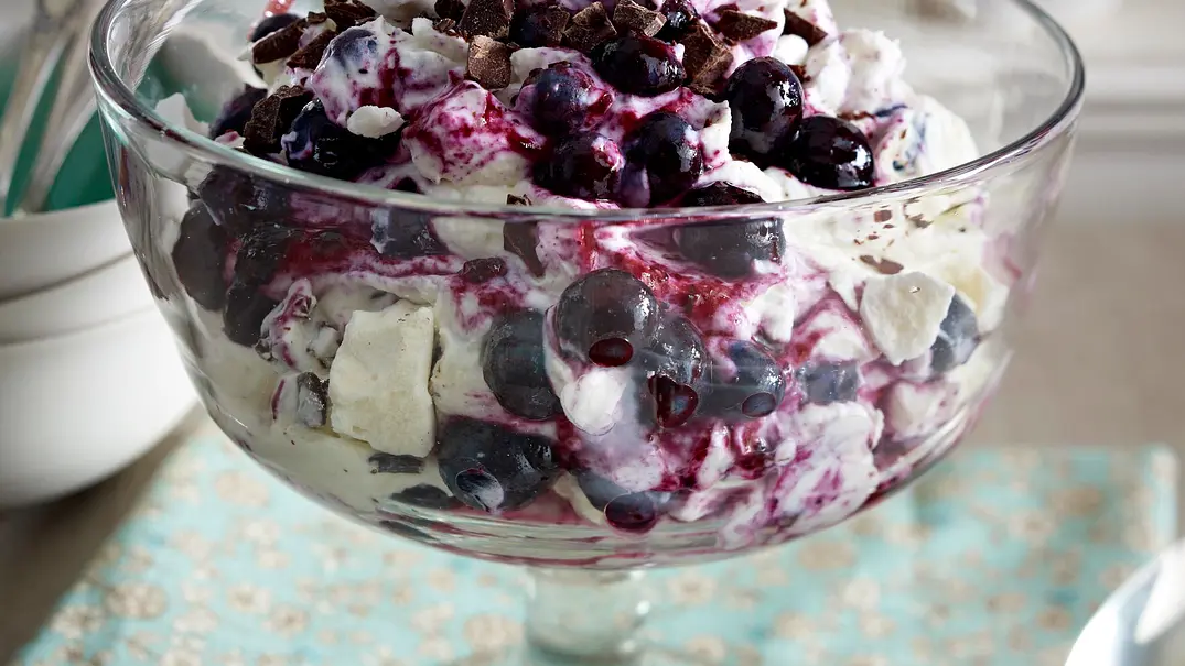 Schnelles Heidelbeer-Baiser-Trifle Rezept - Foto: LECKER @ Bauer Media Group
