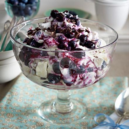 Schnelles Heidelbeer-Baiser-Trifle Rezept