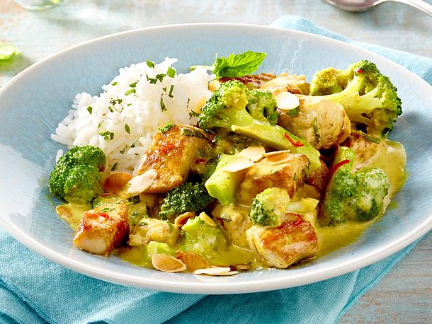 Schnelles Putencurry mit Brokkoli, Chili, Minze und Mandelblättchen Rezept Schnelles Putencurry mit Brokkoli, Chili, Minze und Mandelblättchen Rezept