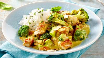 Schnelles Putencurry mit Brokkoli, Chili, Minze und Mandelblättchen Rezept - Foto: Fucke, Johannes