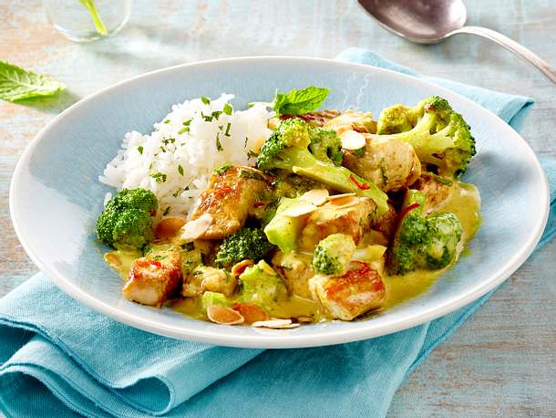 Schnelles Putencurry mit Brokkoli, Chili, Minze und Mandelblättchen Rezept Schnelles Putencurry mit Brokkoli, Chili, Minze und Mandelblättchen Rezept