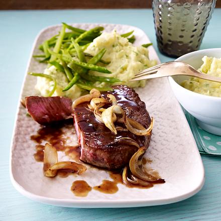 Schnelles Steak in Asiazwiebelsoße mit Püree Rezept Schnelles Steak in Asiazwiebelsoße mit Püree Rezept
