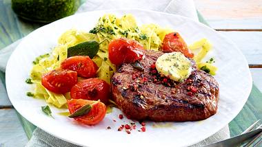 Schnelles Steak mit Salbeitomaten Rezept - Foto: House of Food / Bauer Food Experts KG