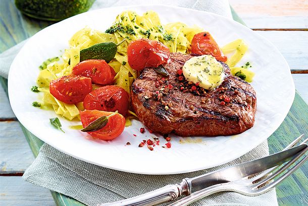 Schnelles Steak mit Salbeitomaten Rezept Schnelles Steak mit Salbeitomaten Rezept