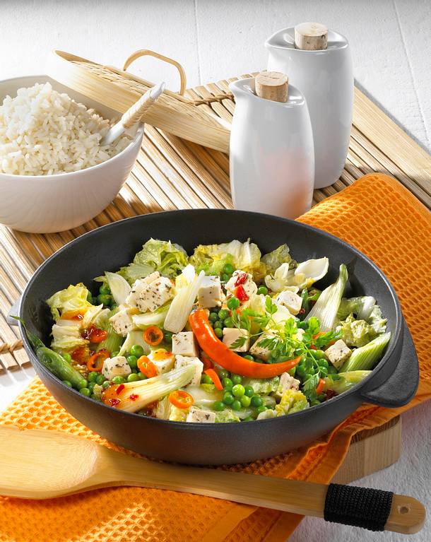 Schnelles Wok-Gemüse mit Schafskäse Rezept | LECKER