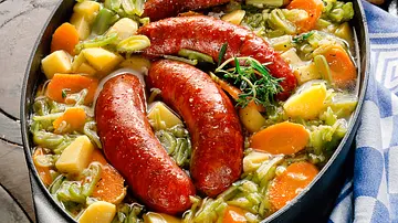 Schnibbelbohneneintopf mit Mettwürstchen - Foto: LECKER @ Bauer Media Group Schnibbelbohneneintopf mit Mettwürstchen - Foto: LECKER @ Bauer Media Group