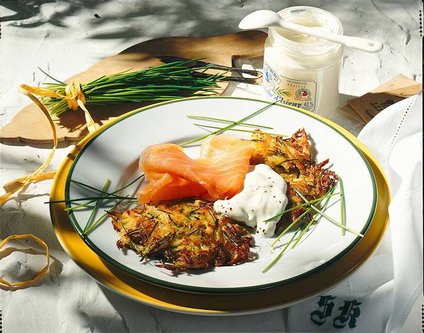 Schnittlauch-Rösti mit Räucherlachs Rezept Schnittlauch-Rösti mit Räucherlachs Rezept