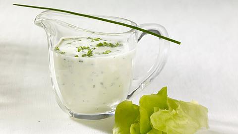 Schnittlauch Sauerrahm Dressing Rezept - Foto: House of Food / Bauer Food Experts KG