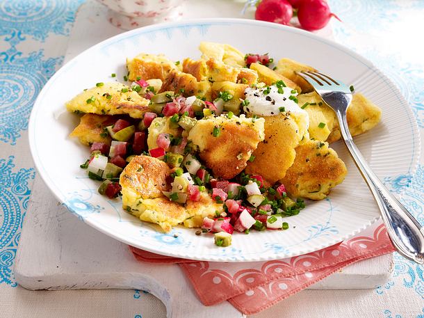 Schnittlauch-Schmarrn mit Schinken-Radieschen-Tatar Rezept Schnittlauch-Schmarrn mit Schinken-Radieschen-Tatar Rezept