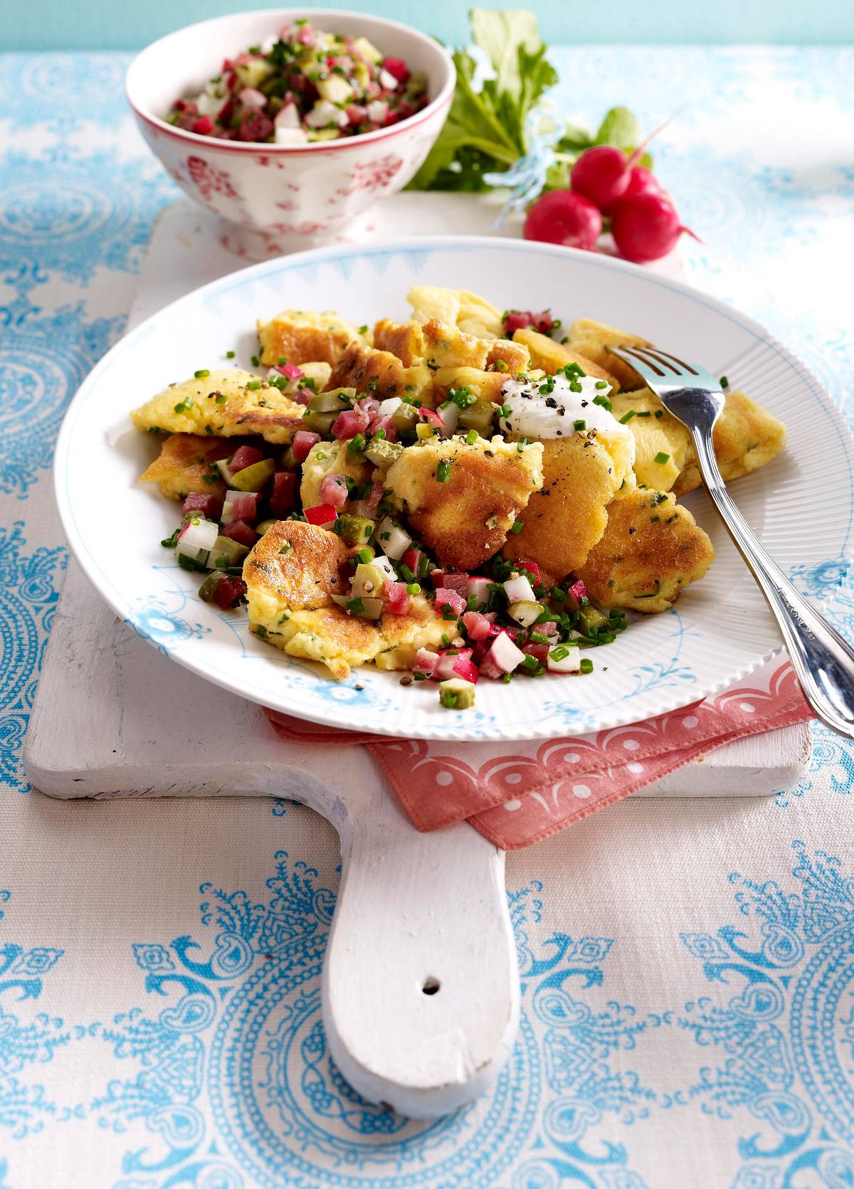 Schnittlauch-Schmarrn mit Schinken-Radieschen-Tatar Rezept