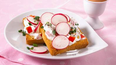 Schnittlauch-Tomaten-Zwieback mit Ei (Diät) Rezept - Foto: LECKER @ Bauer Media Group