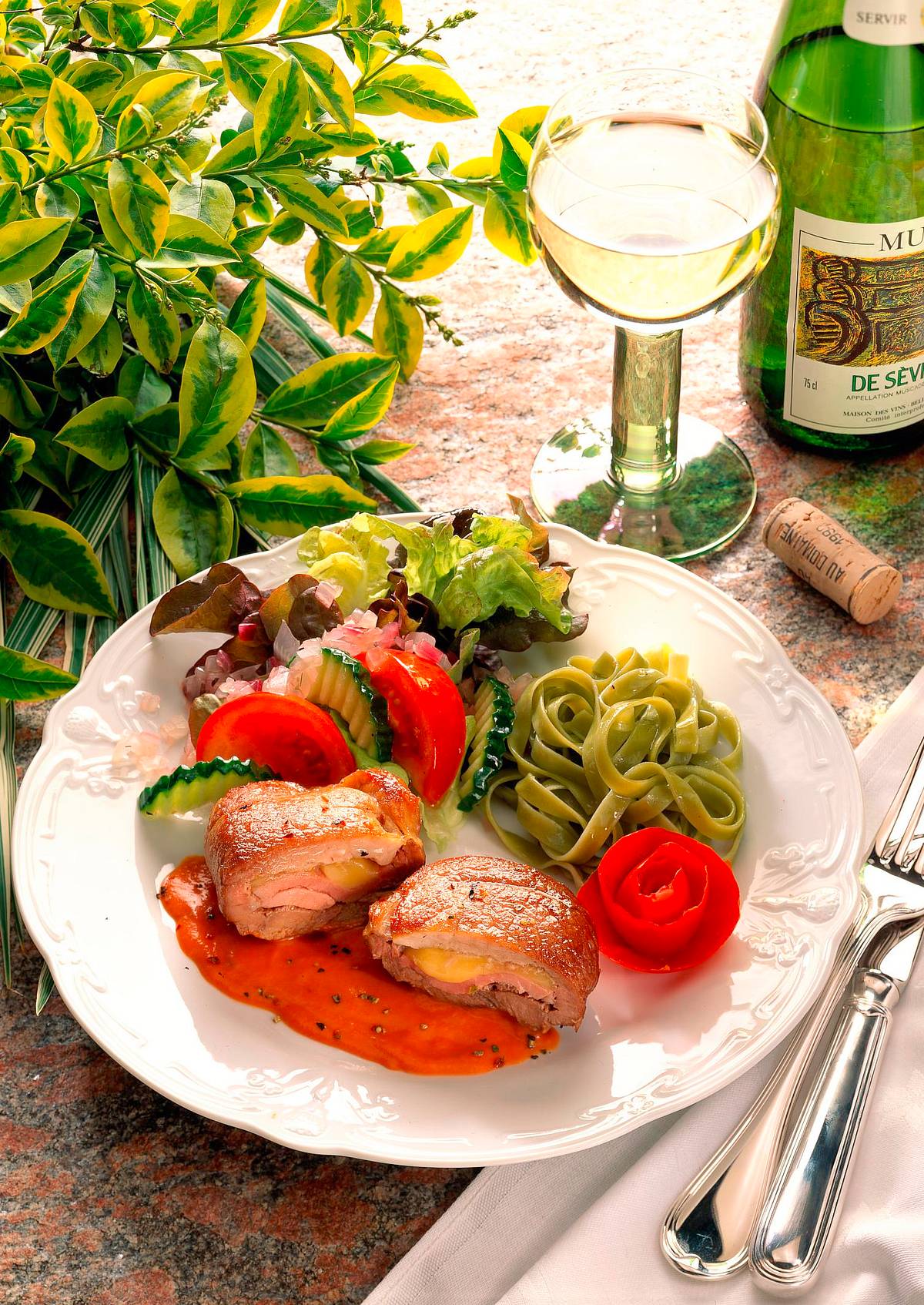 Schnitzel à la Cordon bleu mit Salat Rezept