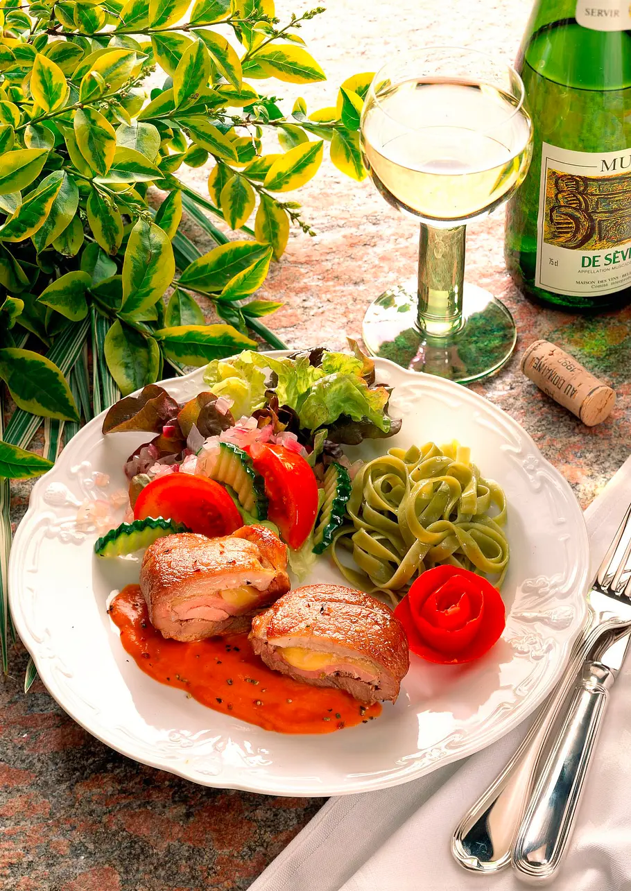 Schnitzel à la Cordon bleu mit Salat Rezept