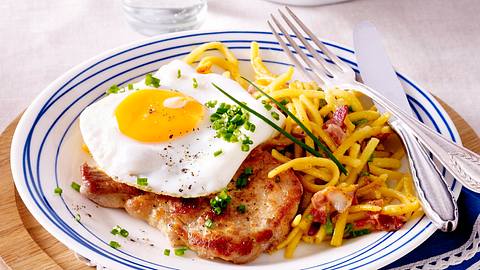 Schnitzel à la Holstein mit Käse-Spätzle Rezept - Foto: House of Food / Bauer Food Experts KG
