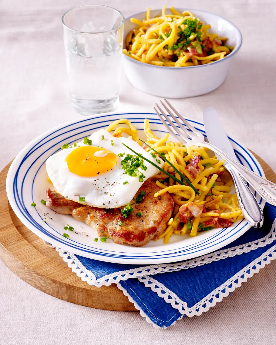 Schnitzel à la Holstein mit Käse-Spätzle Rezept Schnitzel à la Holstein mit Käse-Spätzle Rezept