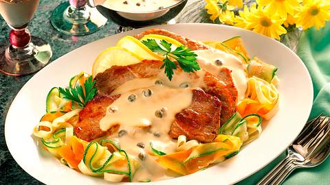 Schnitzel auf buntem Gemüse mit Bandnudeln Rezept - Foto: Horn