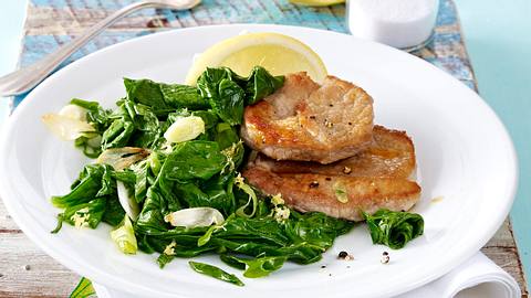 Schnitzel auf Spinat-Zitronengemüse Rezept - Foto: House of Food / Bauer Food Experts KG