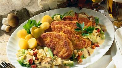 Schnitzel auf Wirsing in Steinpilzrahm Rezept - Foto: LECKER @ Bauer Media Group