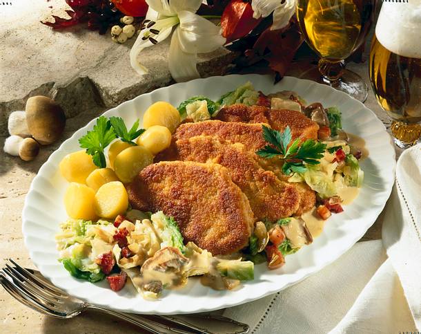 Schnitzel auf Wirsing in Steinpilzrahm Rezept Schnitzel auf Wirsing in Steinpilzrahm Rezept