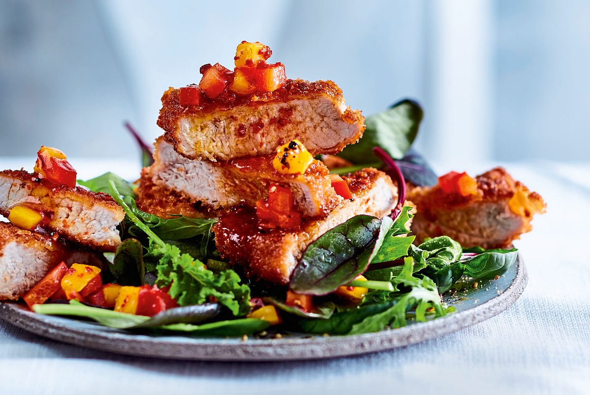 Schnitzel-Bites mit Mango-Paprika-Salsa auf Blattsalat Rezept