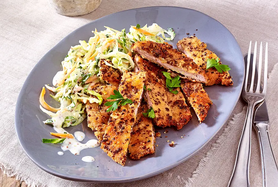 Schnitzel im Sauseschritt mit Spitzkohl-Slaw Rezept Schnitzel im Sauseschritt mit Spitzkohl-Slaw Rezept