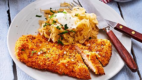 Schnitzel in Brezelpanade zu bayerischem Kraut Rezpet - Foto: House of Food / Bauer Food Experts KG