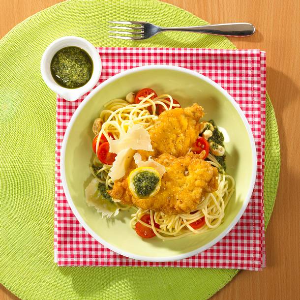 Schnitzel in Eihülle mit Spaghetti und grünem Pesto Rezept Schnitzel in Eihülle mit Spaghetti und grünem Pesto Rezept