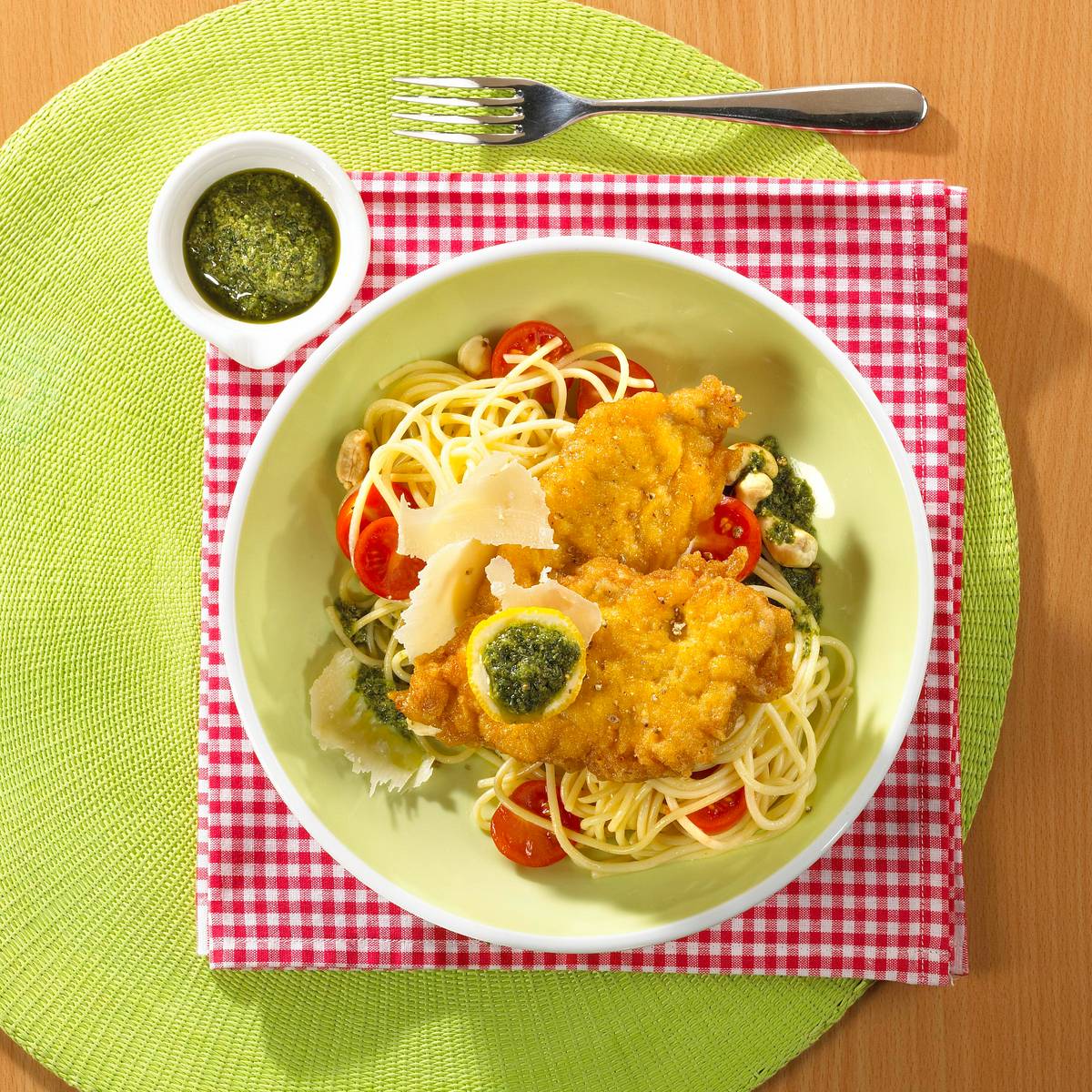 Schnitzel in Eihülle mit Spaghetti und grünem Pesto Rezept