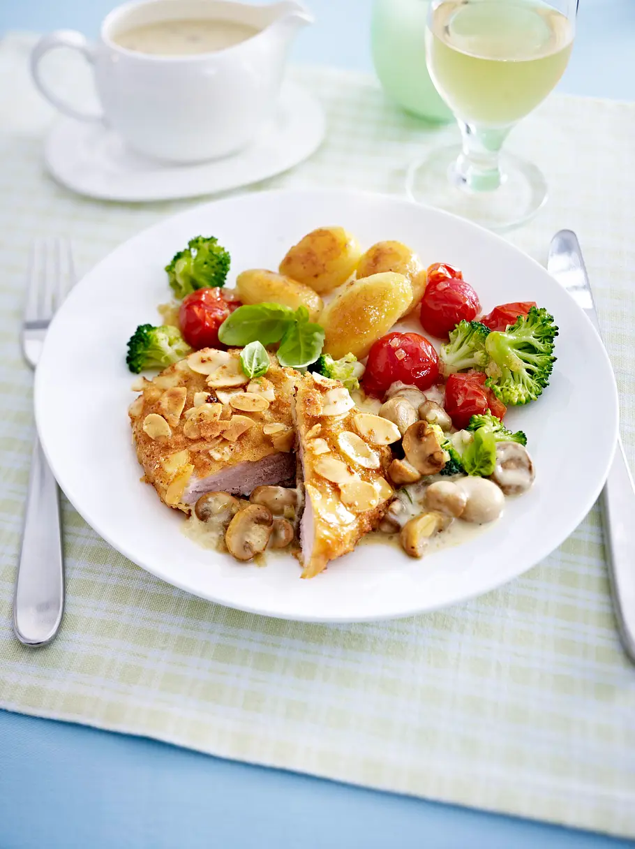 Schnitzel in Mandel-Panade zu Pilz-Thymian-Soße Rezept Schnitzel in Mandel-Panade zu Pilz-Thymian-Soße Rezept