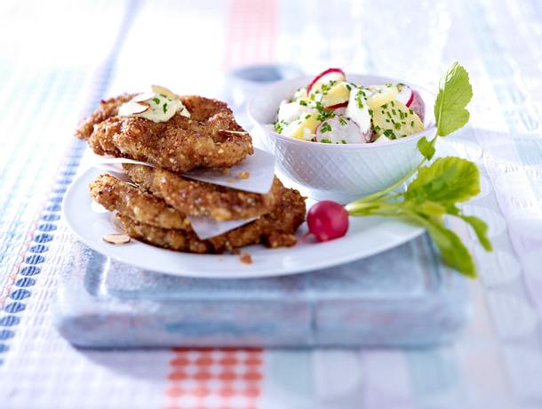 Schnitzel in Mandelpanade zu Kartoffel-Radieschensalat Rezept
