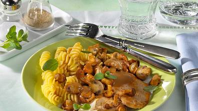 Schnitzel in Pilzsoße mit Nudeln Rezept - Foto: LECKER @ Bauer Media Group