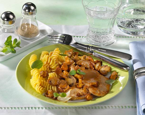 Schnitzel in Pilzsoße mit Nudeln (Diabetiker) Rezept Schnitzel in Pilzsoße mit Nudeln (Diabetiker) Rezept
